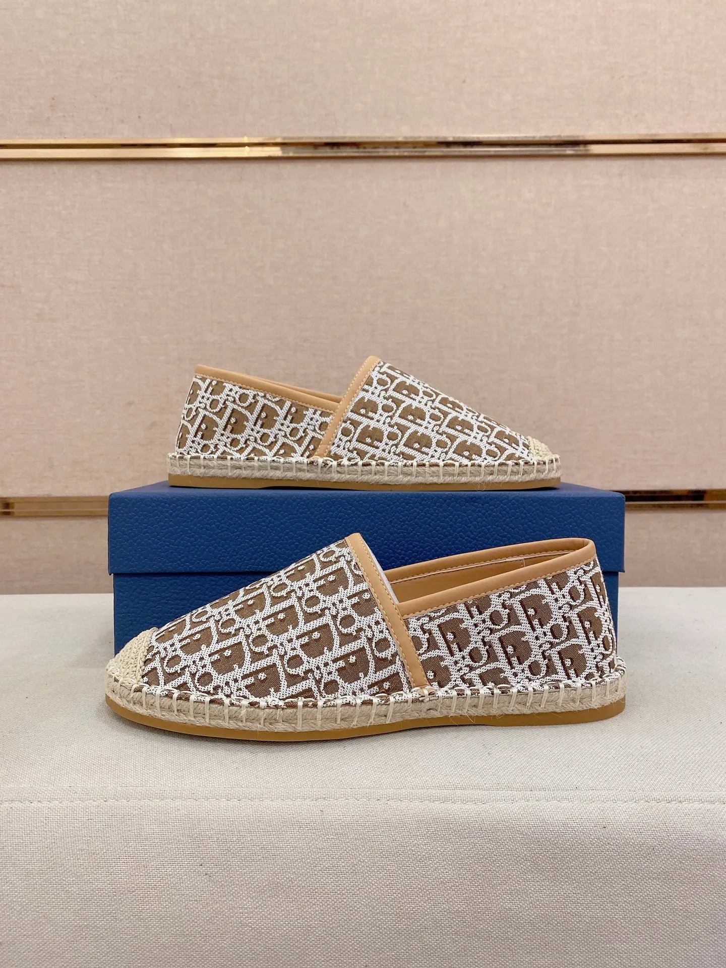 Factory price: 400💰High quality [Dior·Dior] 💫Men's latest slip-on Loaf casual shoes ✔️The original version is available at the counter simultaneously. 1:1 replica🏍️Fabrics: Italian imported fabrics, pure hand-drawn threads, raw rubber breathable and non-slip outsole, lining breathable and comfortable lambskin, 100% comfortable density, original rubber outsole wear-resistant ✔️Code number: 38-44, you deserve it, (Note: 37, 45, 46 can be customized, non-refundable and non-exchangeable)